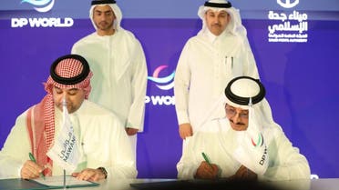 The President of the Saudi Ports Authority Omar bin Talal Hariri and Group Chairman and CEO of DP World and Sultan Ahmed Bin Sulayem sign the agreement for the Logistics Park at  Jeddah Islamic Por, in the prsence of several leaders from the transport and logistics sector. (WAM)