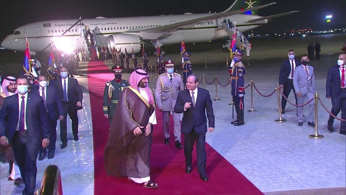 الرئيس المصري عبدالفتاح السيسي يستقبل الأمير #محمد_بن_سلمان في مطار القاهرة  #العربية