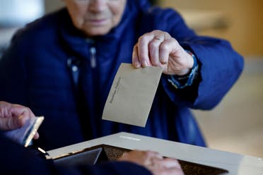 من المرحلة الثانية من الانتخابات البرلمانية الفرنسية يوم 19 يونيو (رويترز)