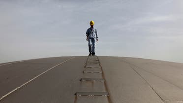 An employee walks on top of an oil tank at a Sinopec refinery in Wuhan, Hubei province, April 25, 2012. (File photo: Reuters)