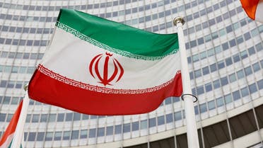 علم إيران أمام مقر الوكالة الدولية للطاقة الذرية في فيينا (أرشيفية من رويترز)