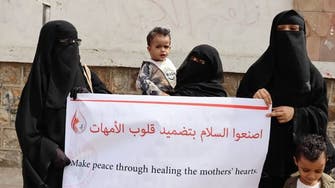 مع جهود رفع حصار تعز.. أمهات يطالبن غروندبرغ بالضغط لإطلاق المختطفين 