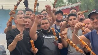 بعد حريق هائل.. طباخ جزائري مشهور يقيم حفلة شواء على أنقاض مطعمه