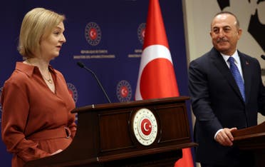 وزيرة الخارجية البريطانية مع نظيرها التركي (أ ف ب)