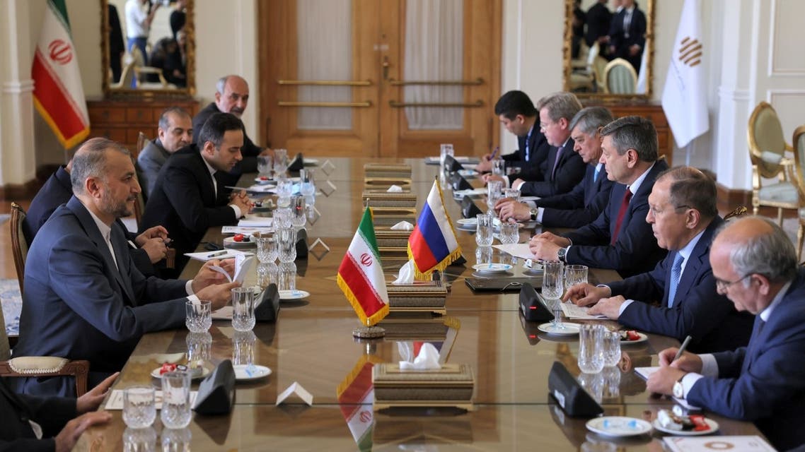 وزير الخارجية الروسي والوفد المرافق له في جلسة مباحثات في طهران مع نظيره الإيراني (أ ف ب)