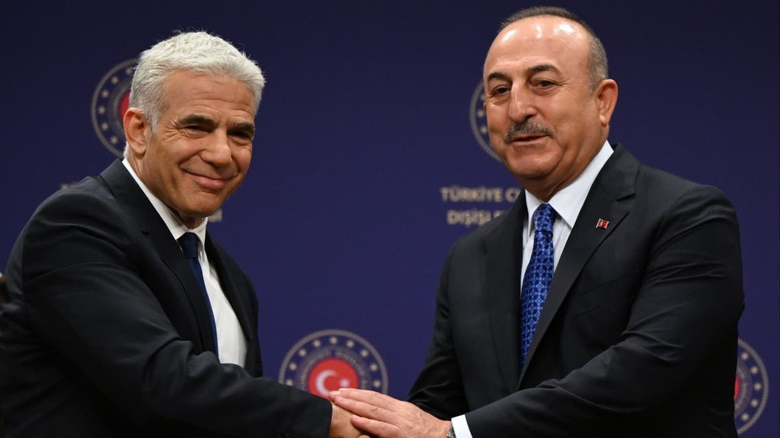 وزير الخارجية التركي مولود كافوس ونظيره الإسرائيلي يائير لابيد (أ ف ب)