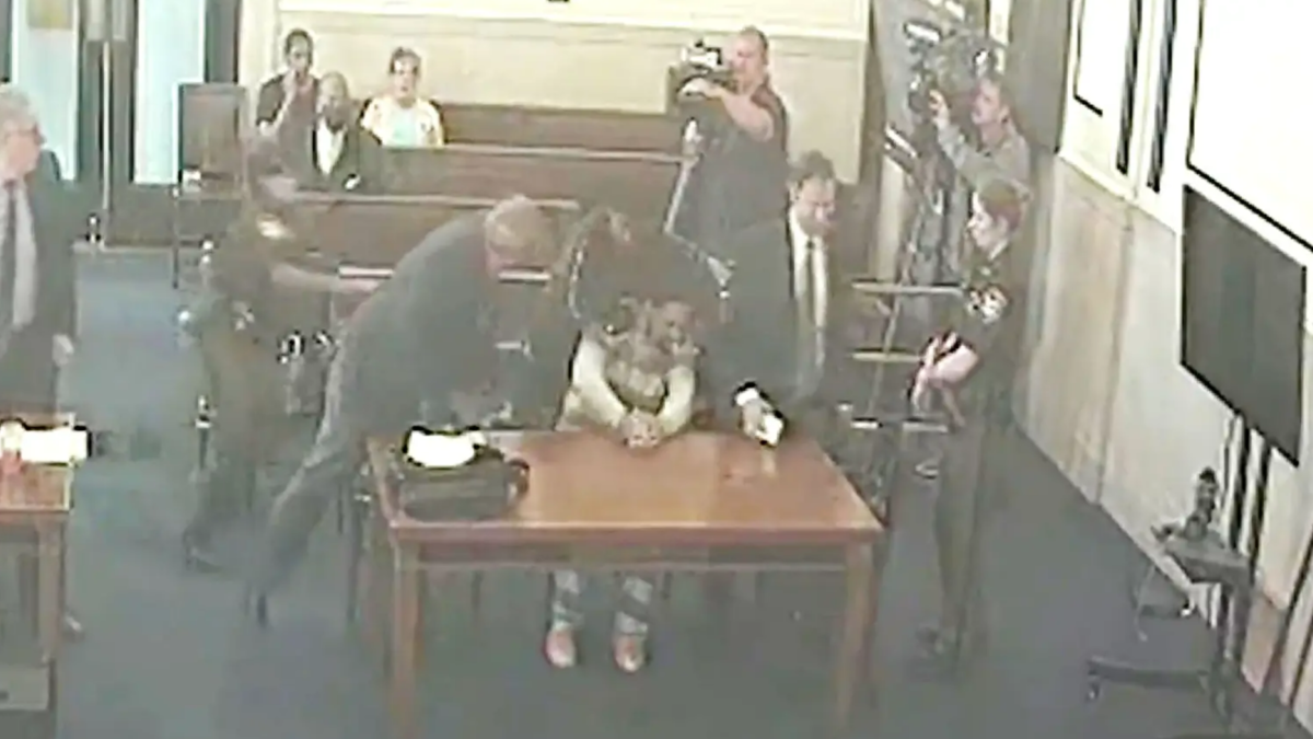 لم يلجم قهره.. فيديو لرجل انقض على قاتل طفله داخل المحكمة