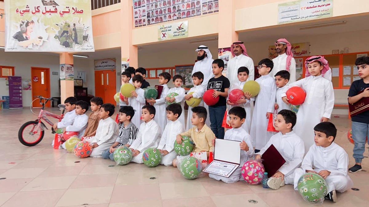 فيديو لطيف يشغل السعوديين.. معلم يفاجئ طلابه بطريقة ساحرة