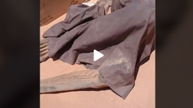 جثمان القذافي يطفو ثانية.. فيديو مريب من الصحراء