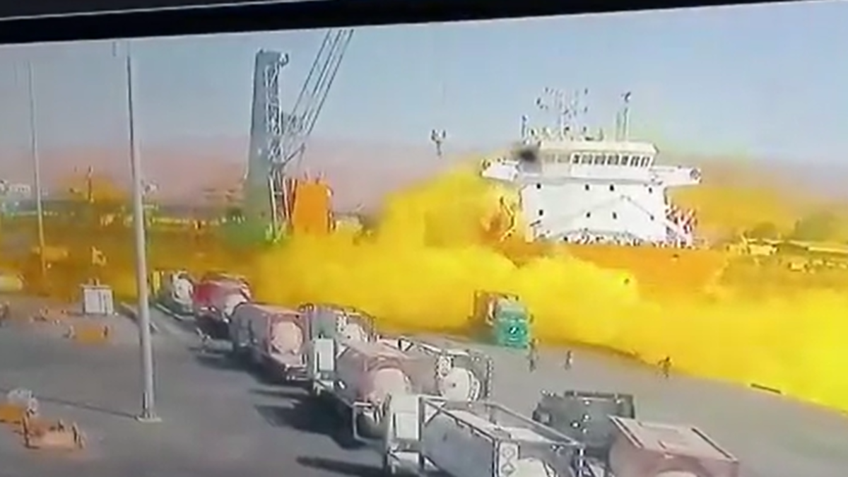 مشهد مروع للحظة انفجار مستودع الغاز السام بميناء العقبة الأردني
