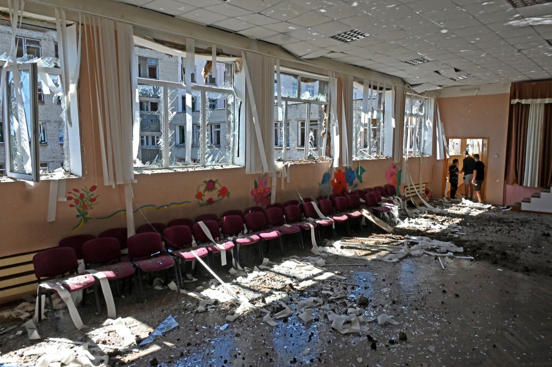 المدرسة التي تعرضت للقصف الروسي في خاركيف (أ ف ب)