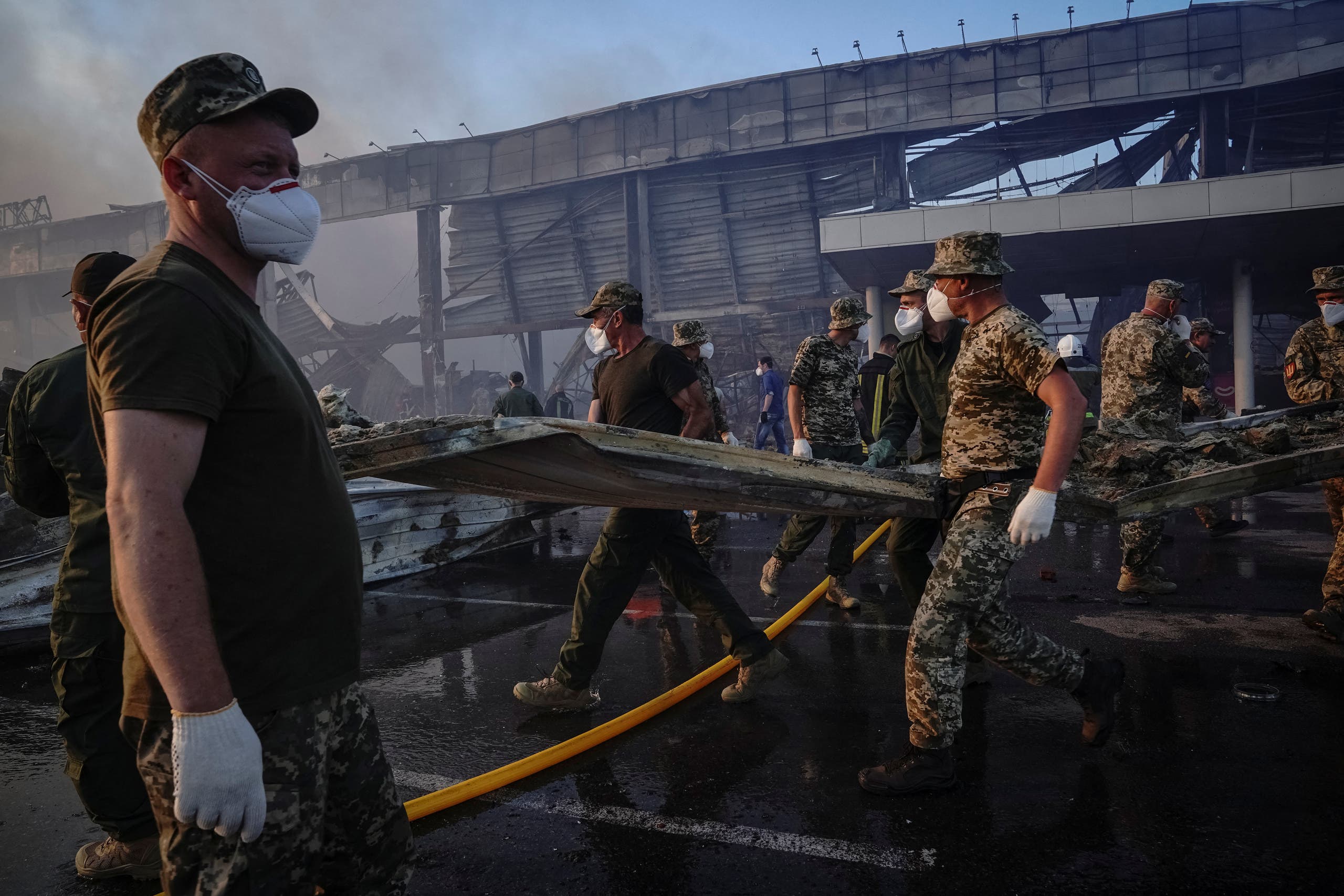 رجال الإنقاذ يعملون في موقع لمركز تجاري تعرض لهجوم صاروخي روسي (رويترز)