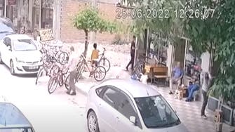 فيديو صادم للحظة سقوط طفل من الشرفة ونجاته!