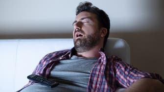 النوم على ضوء التلفزيون  يهدد حياتك.. دراسة تحذر