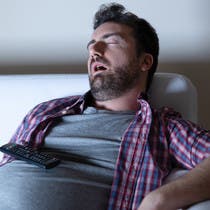 النوم على ضوء التلفزيون  يهدد حياتك.. دراسة تحذر