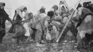 صورة لعدد من الأهالي أثناء صراعهم للحصول على بقايا أحد الحيوانات النافقة زمن المجاعة