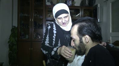 سيدة سورية تحول حلم الصحافة لدى ابنها المريض إلى حقيقة 