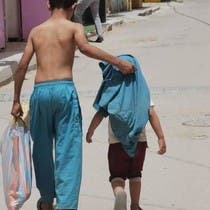 صورة تخطف قلوب الجزائريين.. خلع قميصه ليحمي شقيقه من الشمس