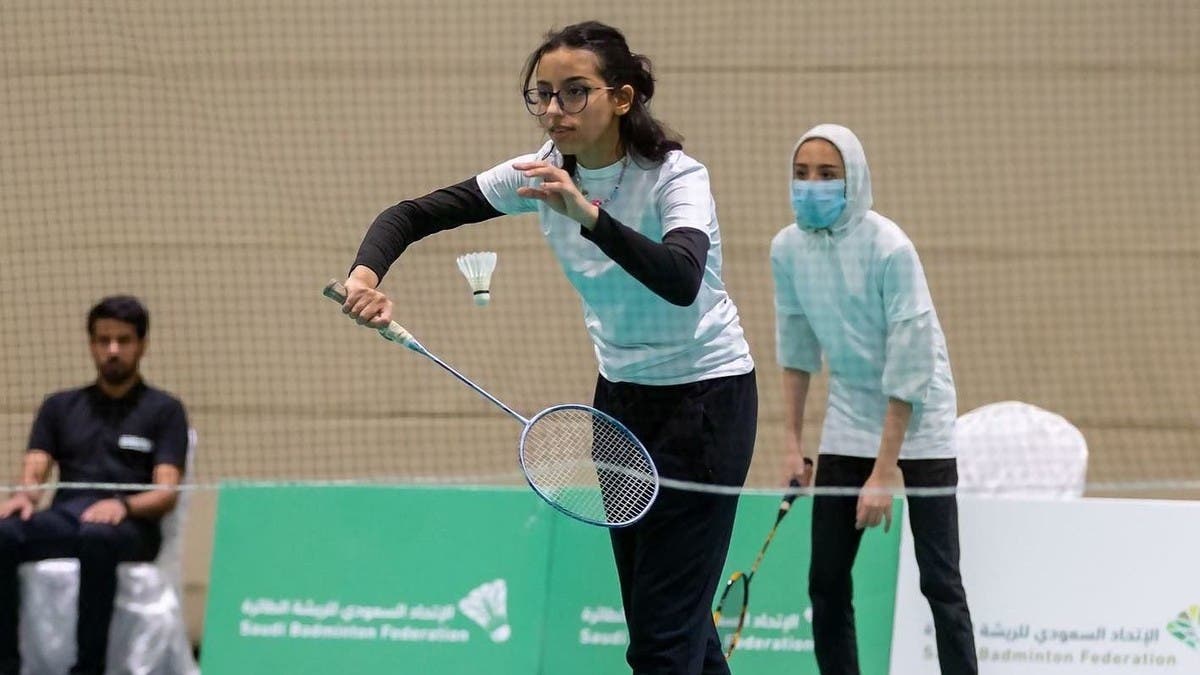 تتويج الفائزين في بطولة السعودية لريشة الطائرة