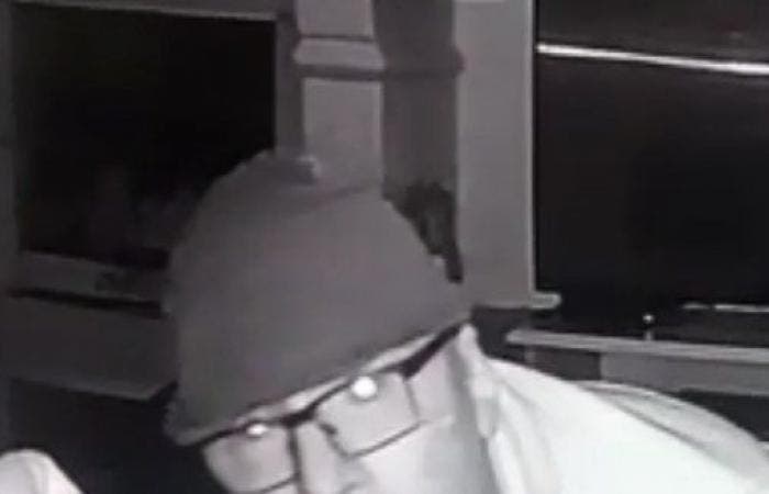 لقطة من فيديو صورته كاميرا مراقبة للص داخل أحد المنازل