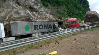 شاهد.. صخور عملاقة تهوي على شاحنات وتقطع الطريق بتركيا
