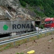 شاهد.. صخور عملاقة تهوي على شاحنات وتقطع الطريق بتركيا