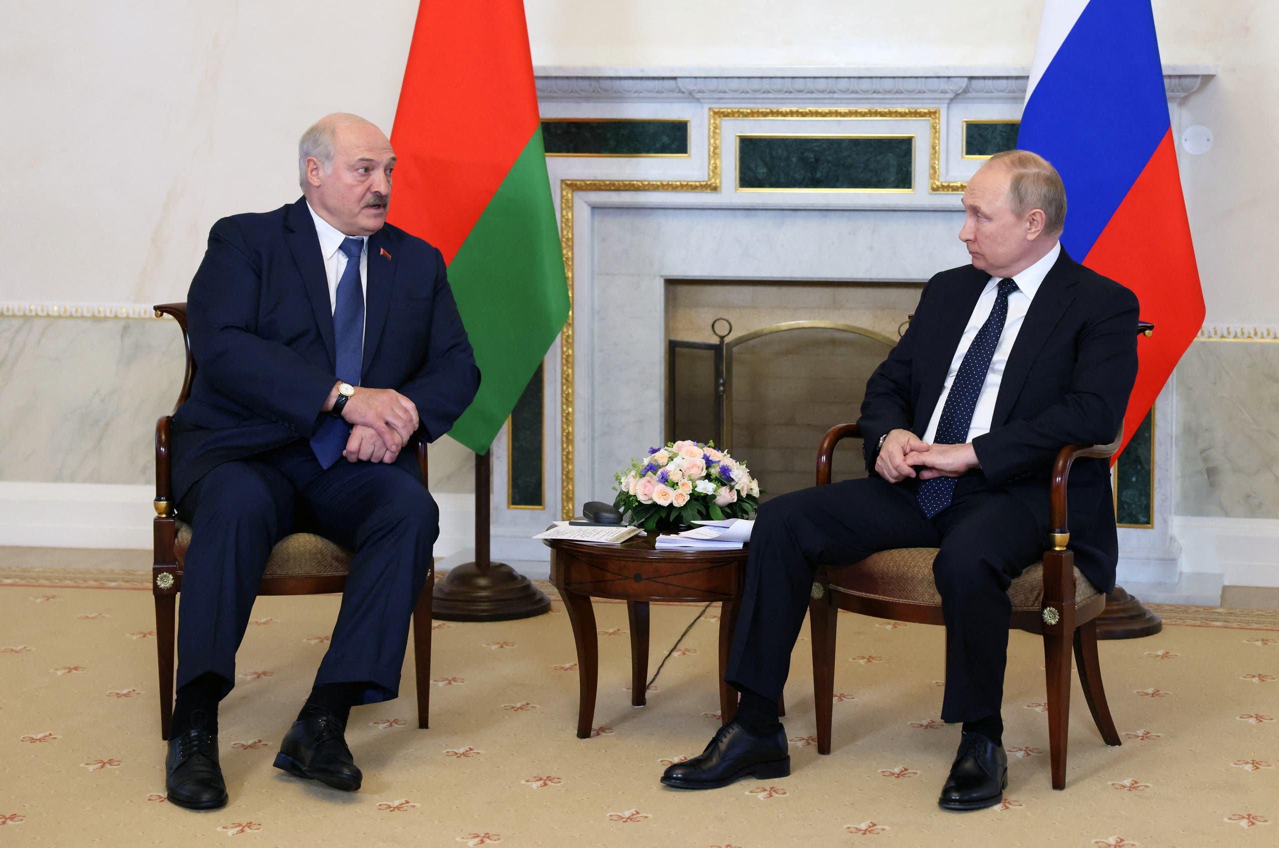 بوتين يستقبل الرئيس البيلاروسي الكسندر لوكاتشينكو في سان بطرسبرغ في يونيو الماضي