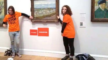 الناشطان متلصقان في اللوحة في متحف بلندن