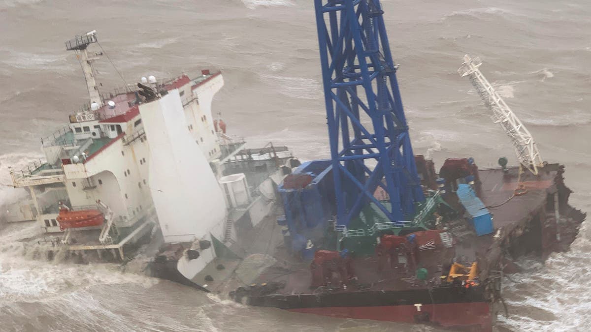 سفينة تغرق وتنشطر بسبب عاصفة قبالة الصين.. وطاقمها بخطر