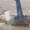 سفينة تغرق وتنشطر بسبب عاصفة قبالة الصين.. وطاقمها بخطر