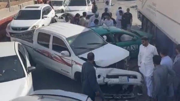 فيديو لتصادم خمس سيارات على طريق القدية بالرياض - العربية