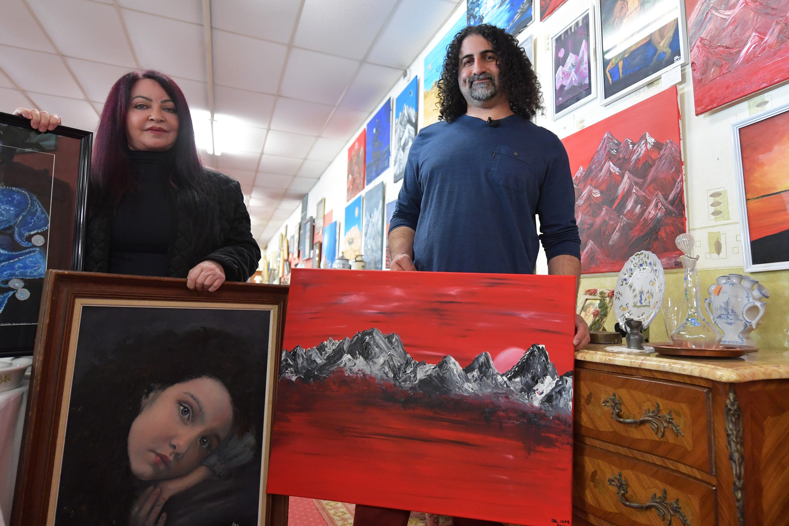 عمر بن لادن مع زوجته وسط لوحاته