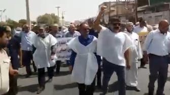 إيران.. المتقاعدون يرتدون الأكفان احتجاجاً على ظروف المعيشة