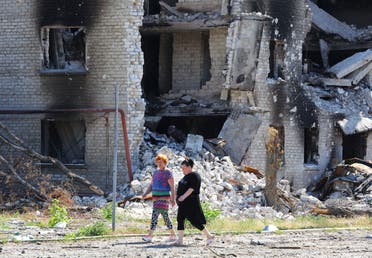 آثار الدمار في إحدى المدن الأوكرانية (رويترز)