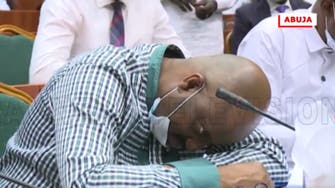 حيلة ولا أغرب.. فيديو لمسؤول نيجيري يفقد الوعي بسحر ساحر