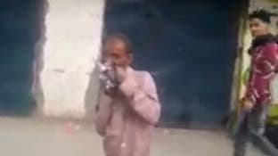فيديو صادم من اليمن.. شاب يأكل حمامة نيئة أمام المارة