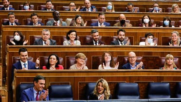 Spanish Labour Minister and Second Deputy Prime Minister Yolanda Diaz, Spanish Prime Minister Pedro Sanchez and members of parliament clap during a session of the parliament in Madrid, Spain, April 28, 2022. (File photo: Reuters)