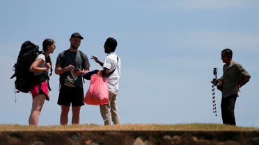 Local vendors try to sell their handmade items to tourists at a Dutch Fort in Galle, Sri Lanka. (File photo: Reuters)