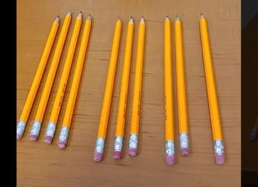 تم فصل كل مجموعة عن الأخرى بعرض قلم رصاص واحد