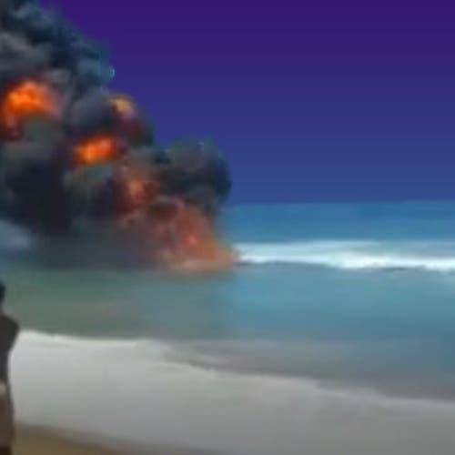 نار تشتعل من قلب الماء.. فيديو مرعب من سواحل نيجيريا