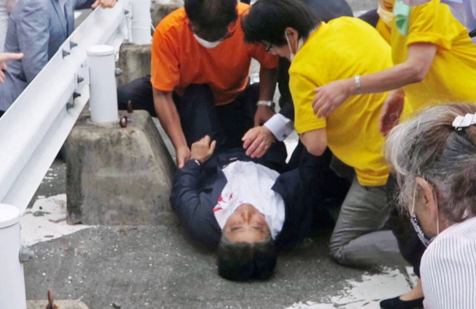 شينزو آبي بعد إصابته بالرصاص اليوم (رويترز)