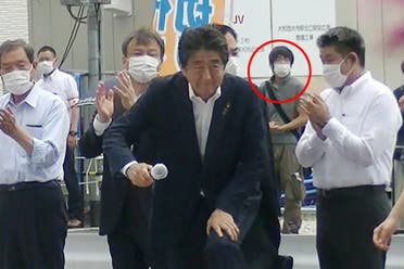 القاتل يقف خلف شينزو آبي قبل قنصه برصاصتين غدراً من الخلف 