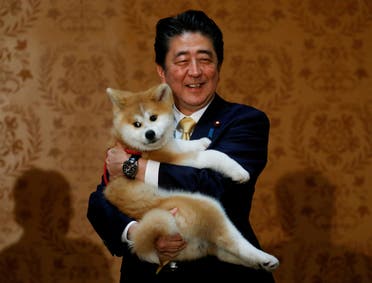 Japanese Prime Minister Shinzo Abe poses with an Akita Inu puppy presented to Russian figure skating gold medallist Alina Zagitova, in Moscow, Russia May 26, 2018. (File photo: Reuters)