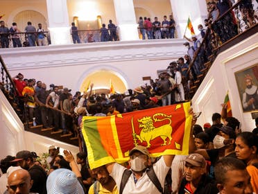محتجون يقتحمون القصر الرئاسي في سريلانكا - رويترز