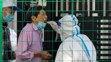 اختبارات كورونا في شنغهاي الصينية (رويترز)