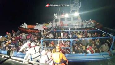 قارب محمل بالمهاجرين قبالة سواحل إيطاليا في يناير الماضي