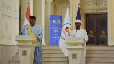 Chadian interim President Mahamat Idriss Deby Itno (R) and Nigerien President Mohamed Bazoum (L) speak during a joint press conference at the presidential palace in N'Djamena on July 13, 2022. (AFP)