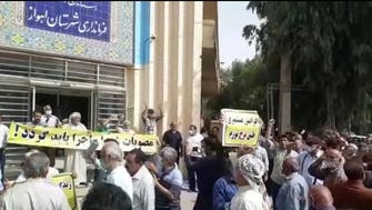 ادامه اعتراضات صنفی در ایران؛ تجمع بازنشستگان اهوازی مقابل ساختمان فرمانداری 