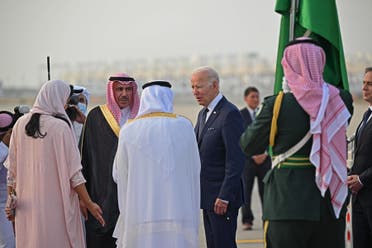 صدر جو بائیڈن کی جدہ آمد پر امریکی سفیر اور گورنر مکہ خیر مقدم کر رہے ہیں