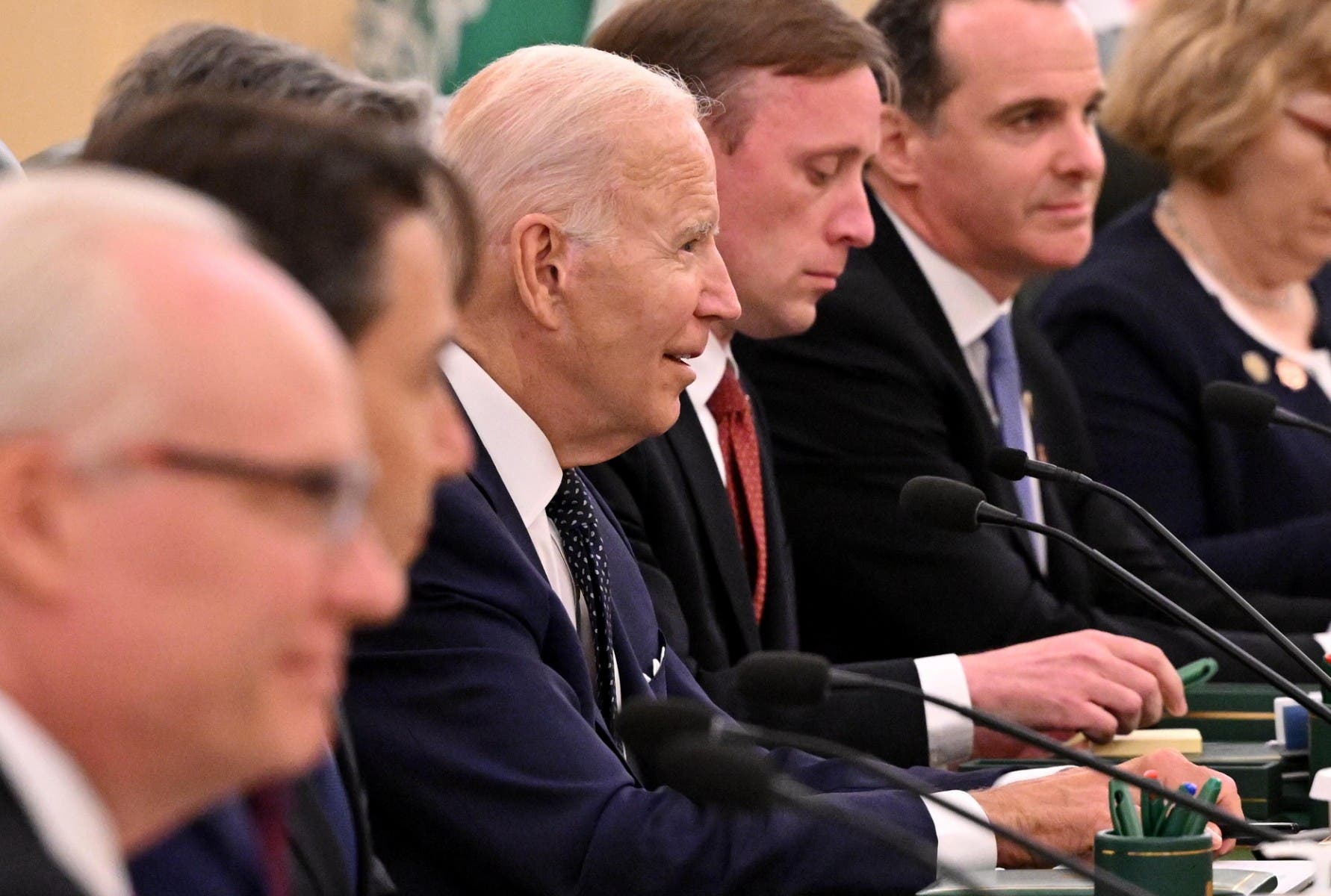 الرئيس جو بايدن والوفد المرافق خلال المباحثات بالسعودية